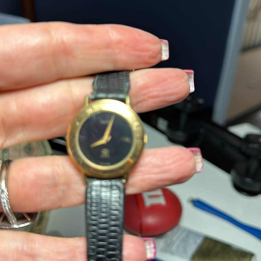 Gucci vintage watch Swiss quartz well loved needs battery - Picture 4 of 11